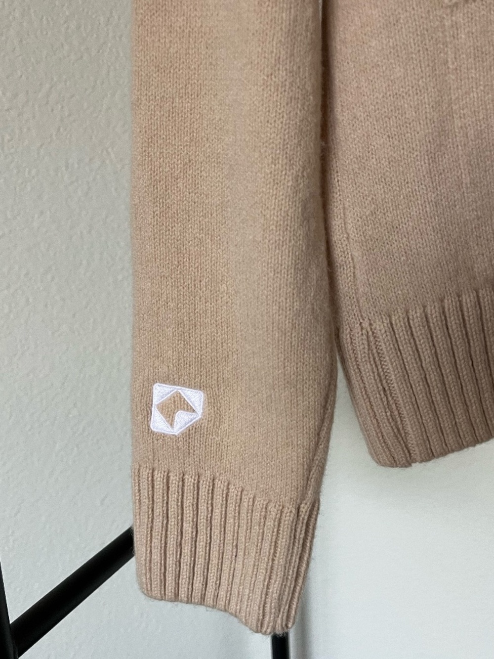 MAISON KITSUNÉ PARIS | Women's Natural Maison Kitsuné Baby Fox Boxy Cardigan - Picture 8 of 14